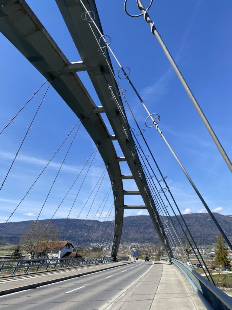 Auf der neuen Brücke Aarbrügg aus dem Jahr 1999