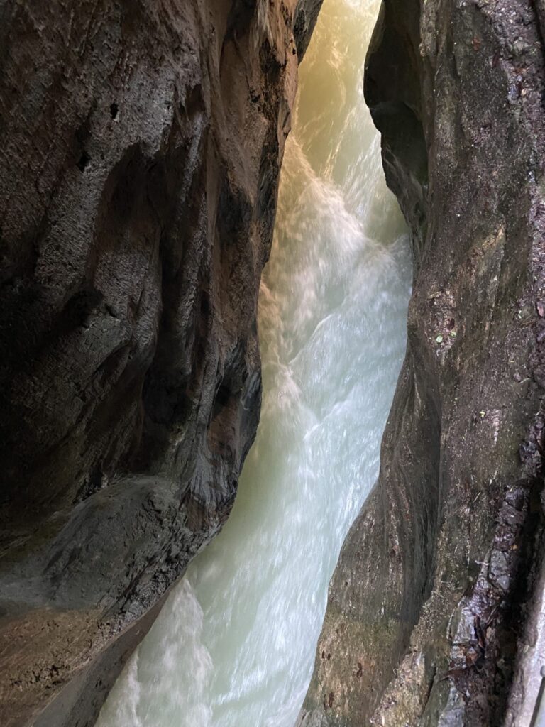 Reissende, tosende Aare