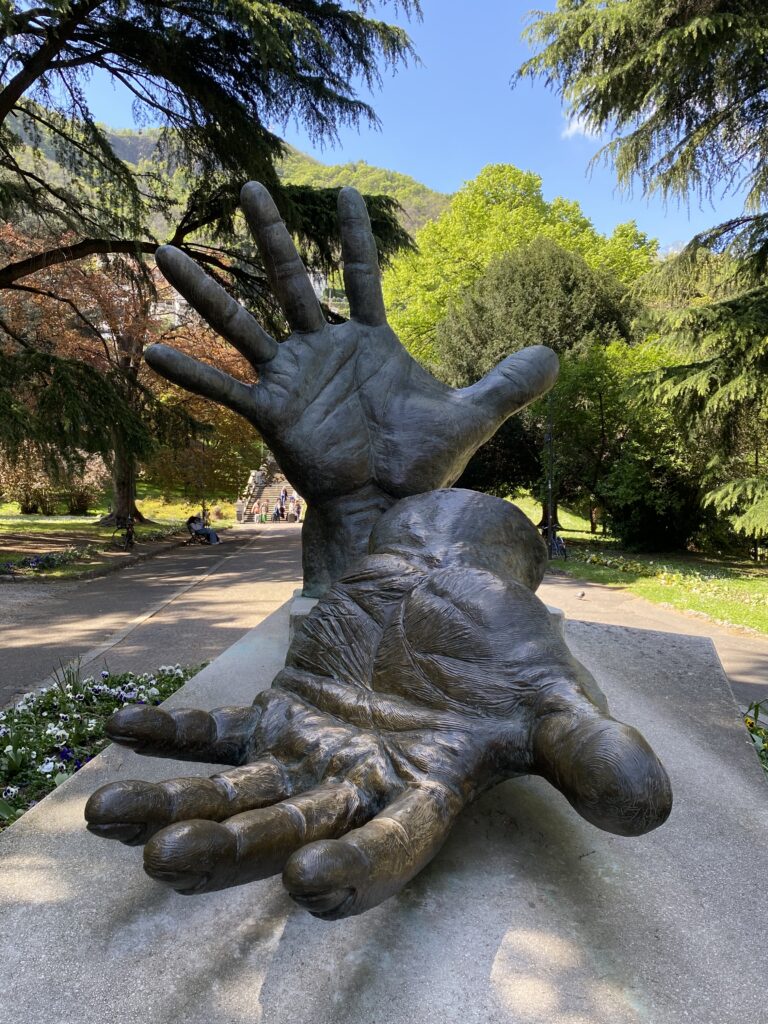 Le Mani
Scultore Massimo Clerici
Architteto Doriam Battaglia