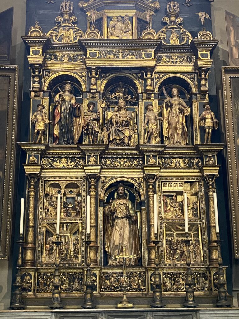 Holzgeschnitzter Seitenaltar