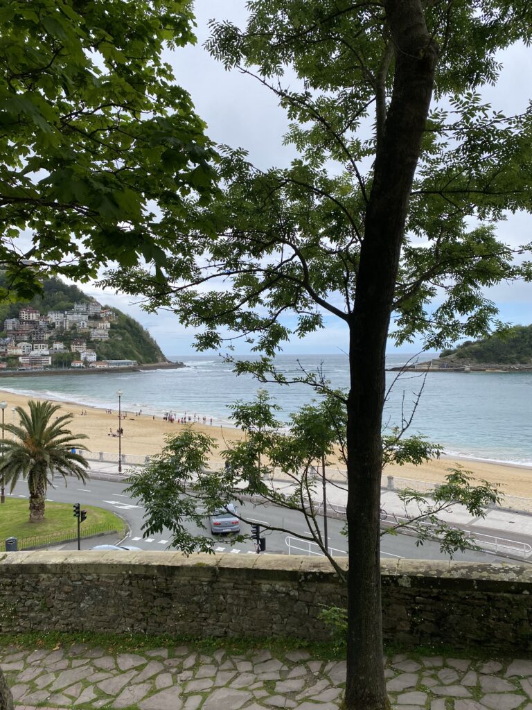 Blick auf die muschelförmige Bucht