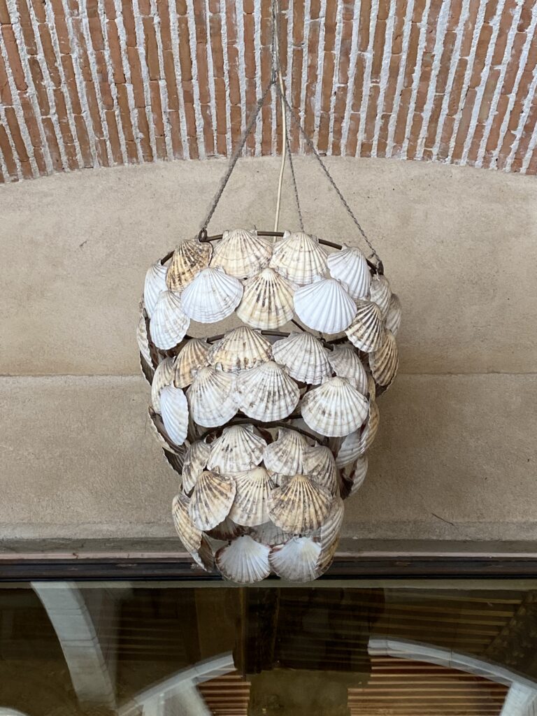 Muschellampe in einer Nische im Innenhof