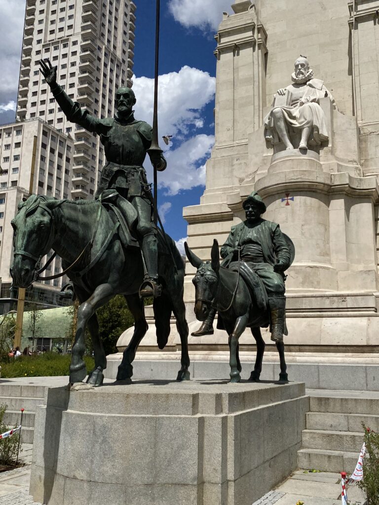 Dichter Cervantes mit Don Quijote und Sancho Pansa