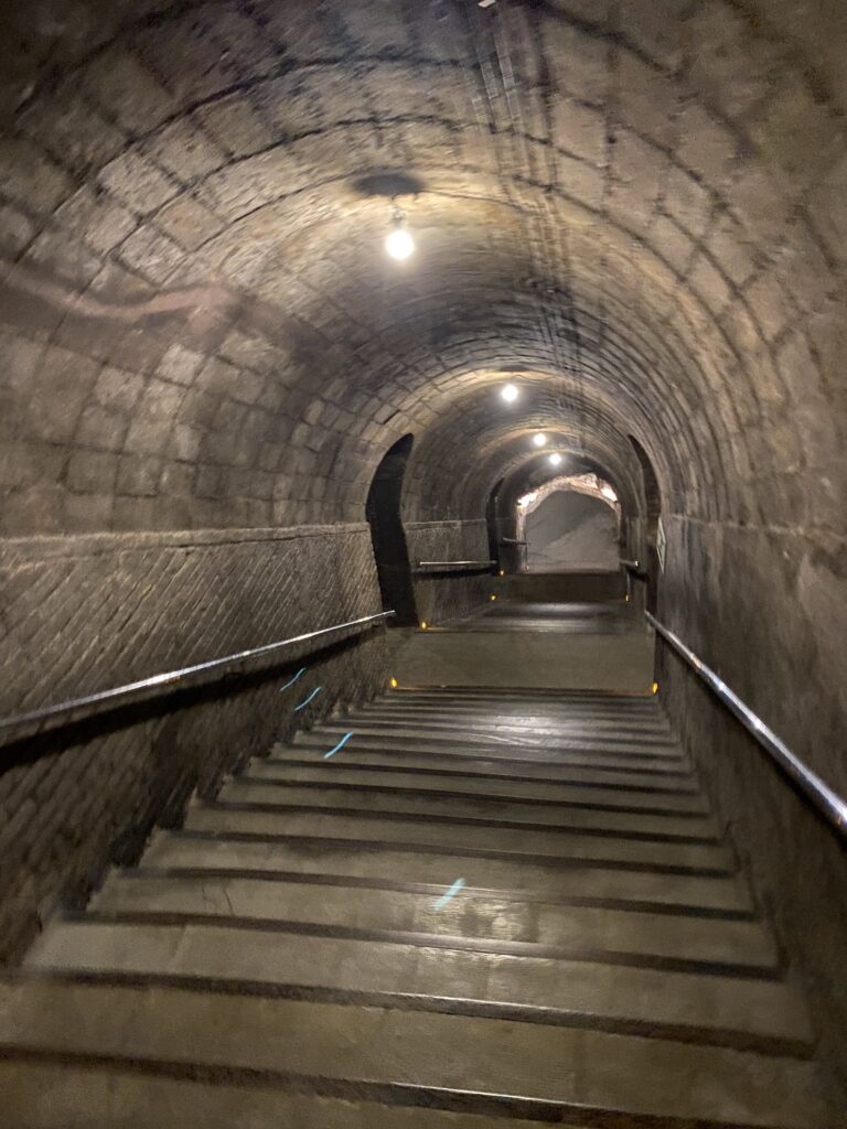 Treppen tief hinunter in die Keller