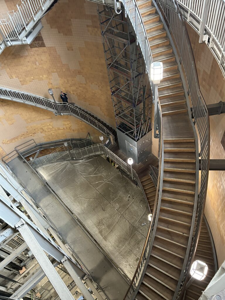 Treppen hinunter