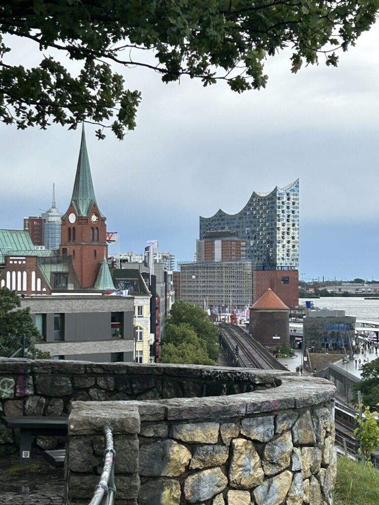 In der Ferne die Elphi
