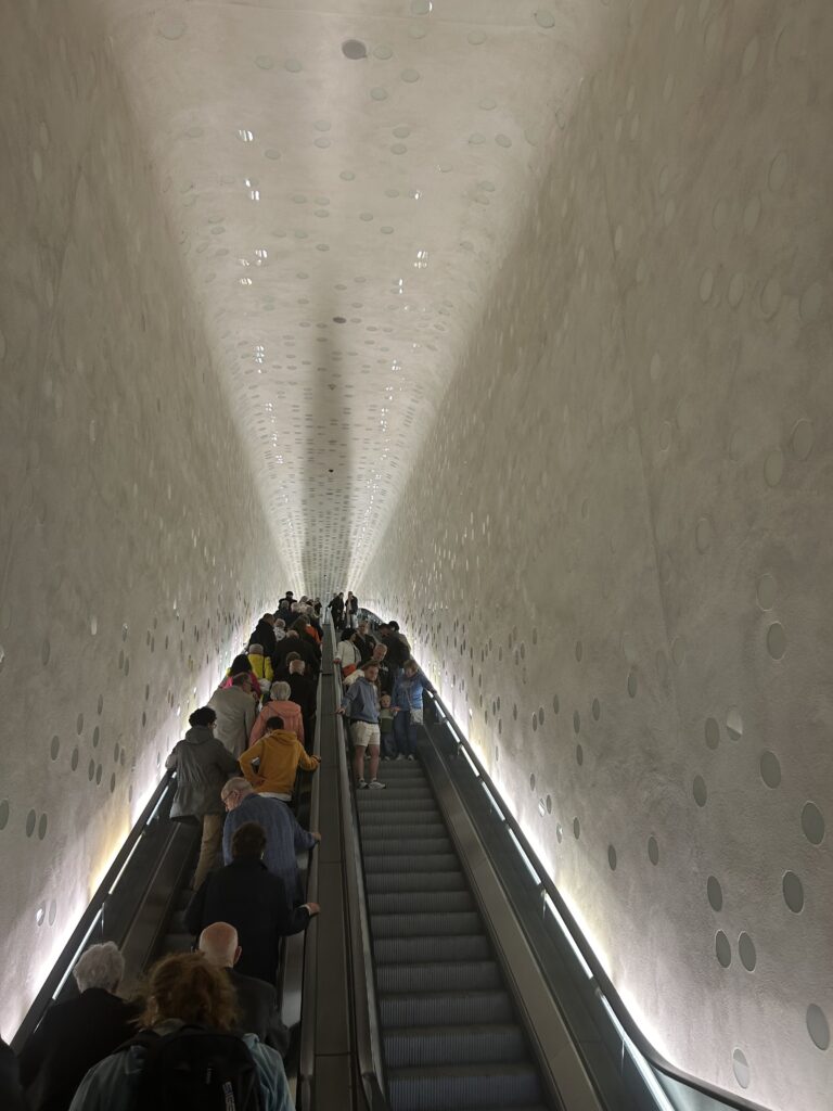 Erste Rolltreppe