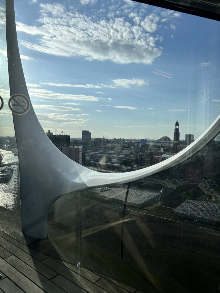 Blick auf den Michel durch ein 72'000 € teures Glasfenster