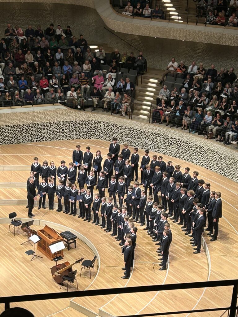 70 Jungs zwischen 9 und 18 Jahren
