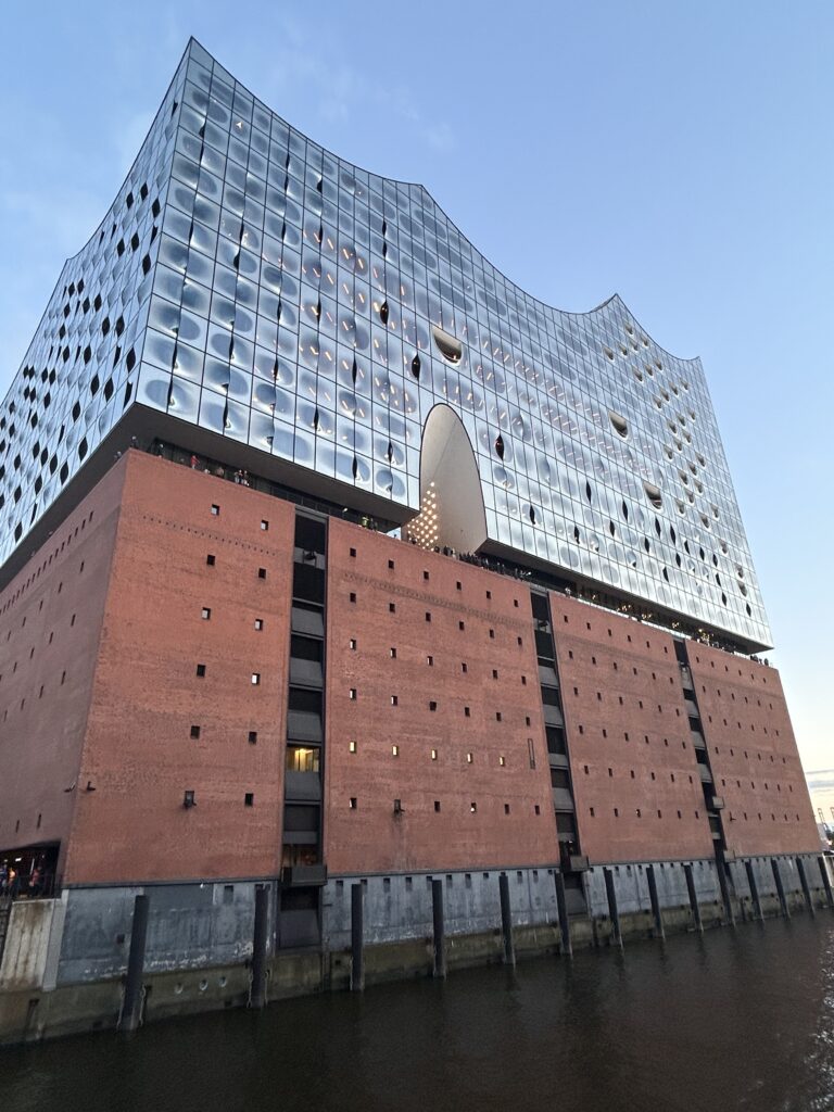 Elbphilharmonie bei Sonnenuntergang