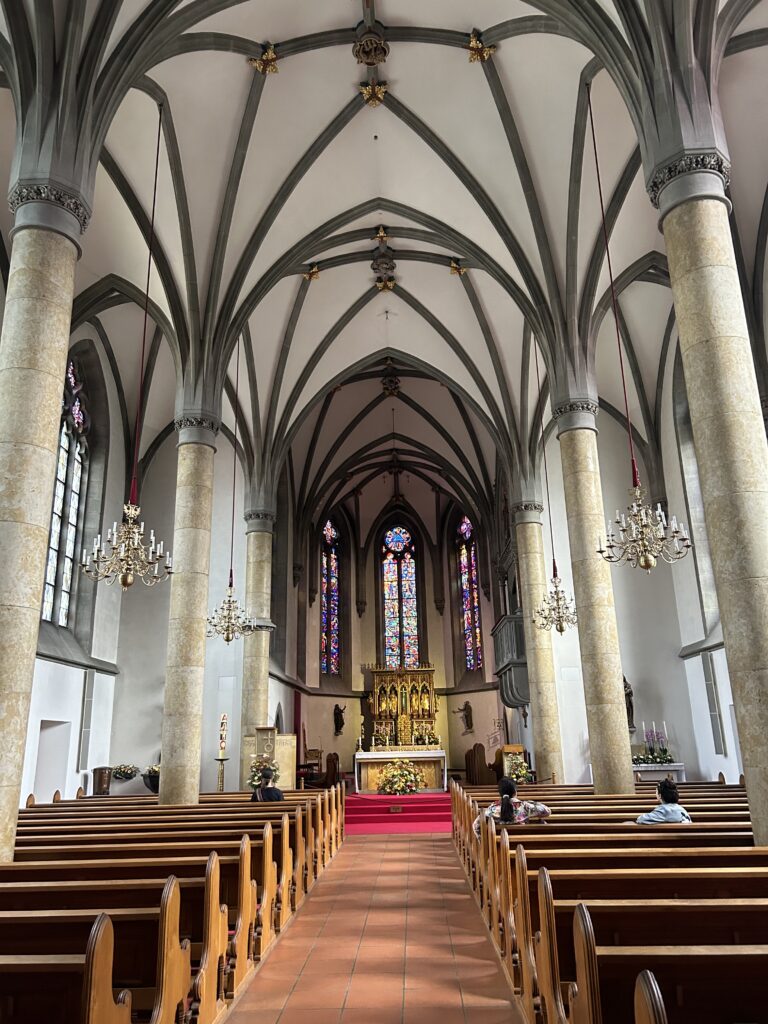 Kirchenschiff in der Kathedrale St. Florin