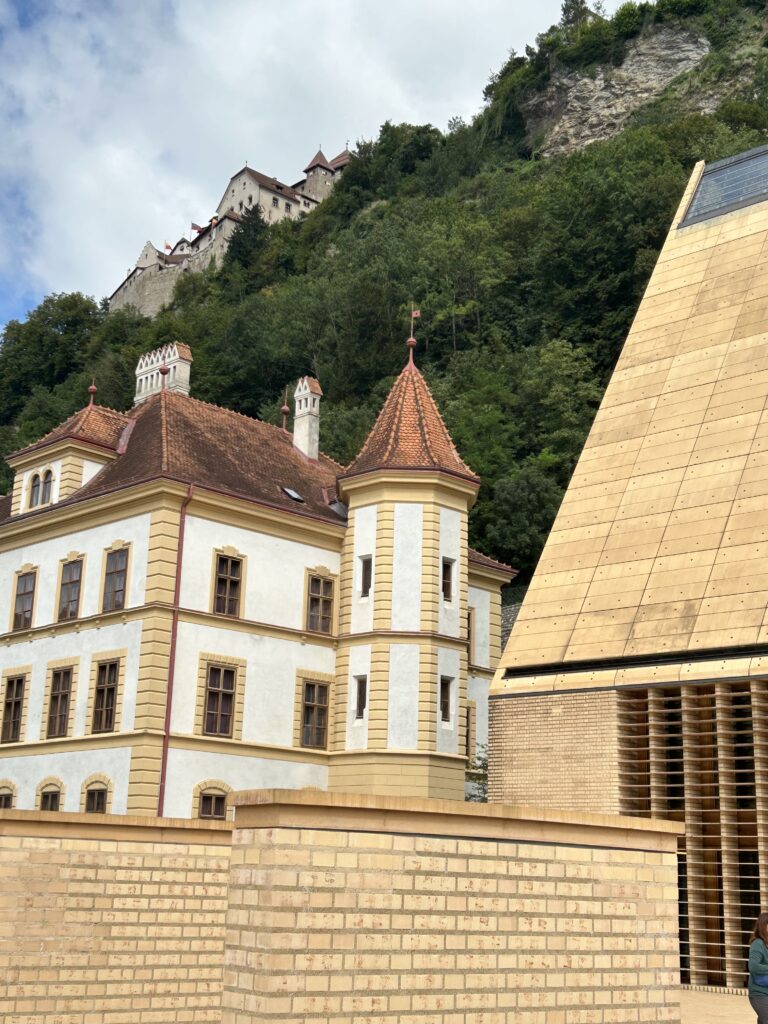 Verweserhaus mit der Burg hoch oben