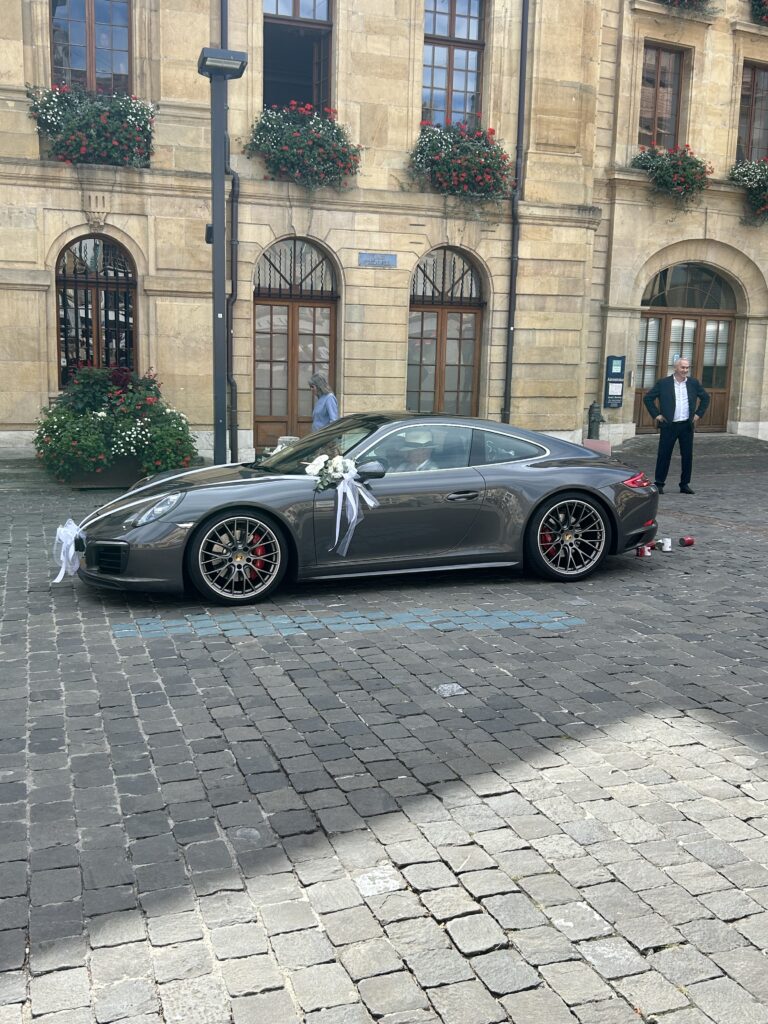 Hochzeitsauto mit Büchsen im Anhang