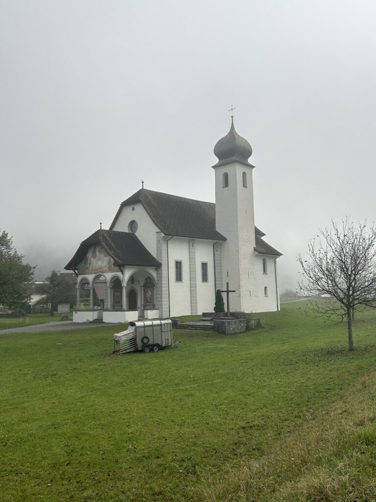 Seitliche Ansicht der Kapelle