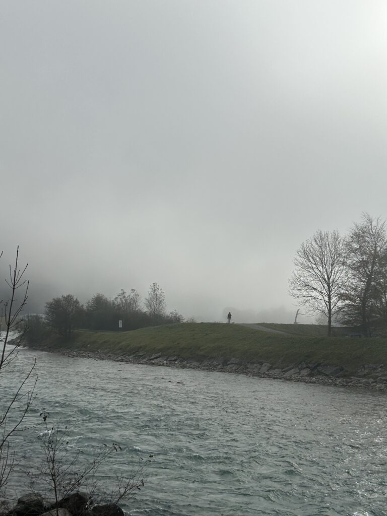 Einsamer Spaziergänger im Nebel