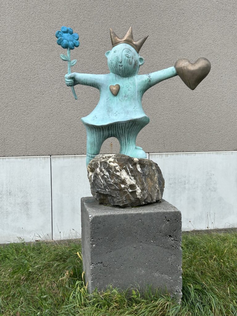 Vor Freude tanzende Königin