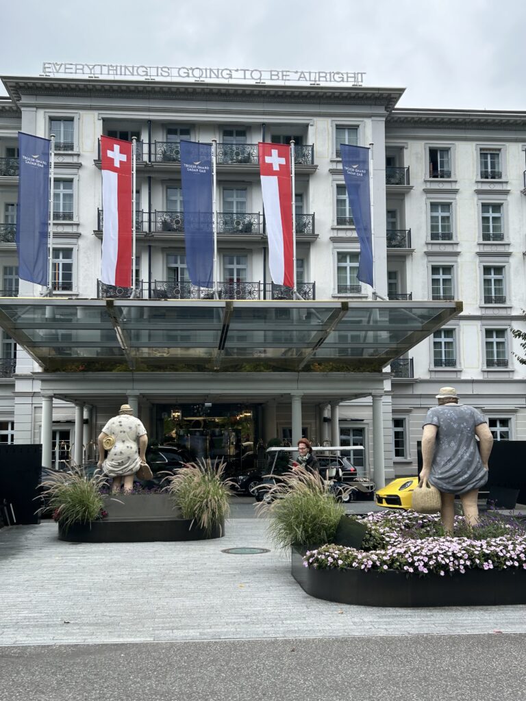 Hölzerne Figuren vor dem Grandhotel