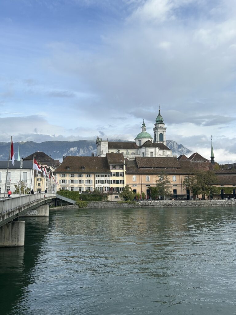 ...und rechts der Brücke