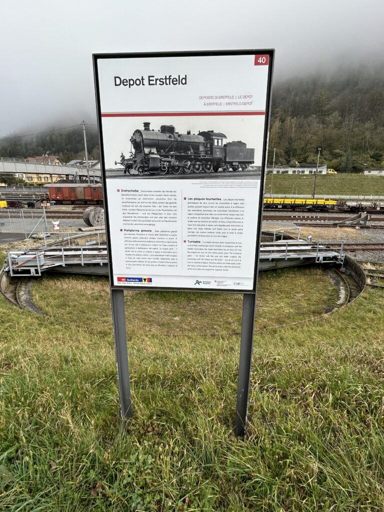 Alte Dampflok,  dahinter die Drehscheibe