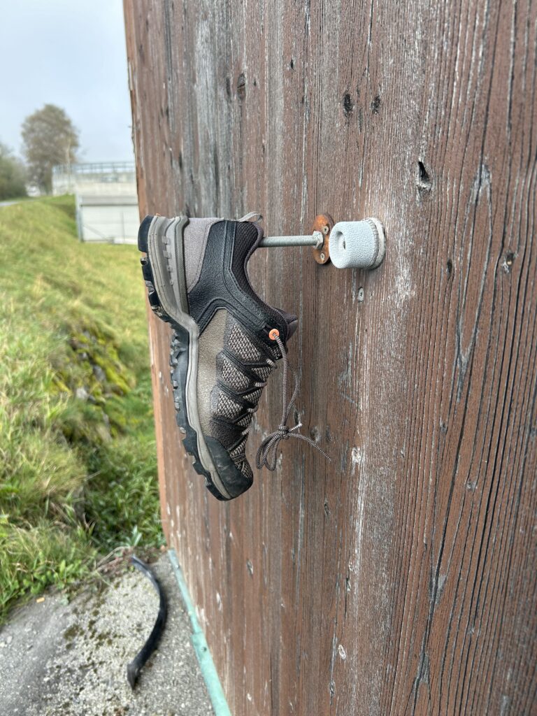 Einzelner Wanderschuh auf dem Weg
