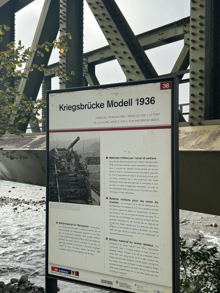 Alte Dampflok,  dahinter die Drehscheibe