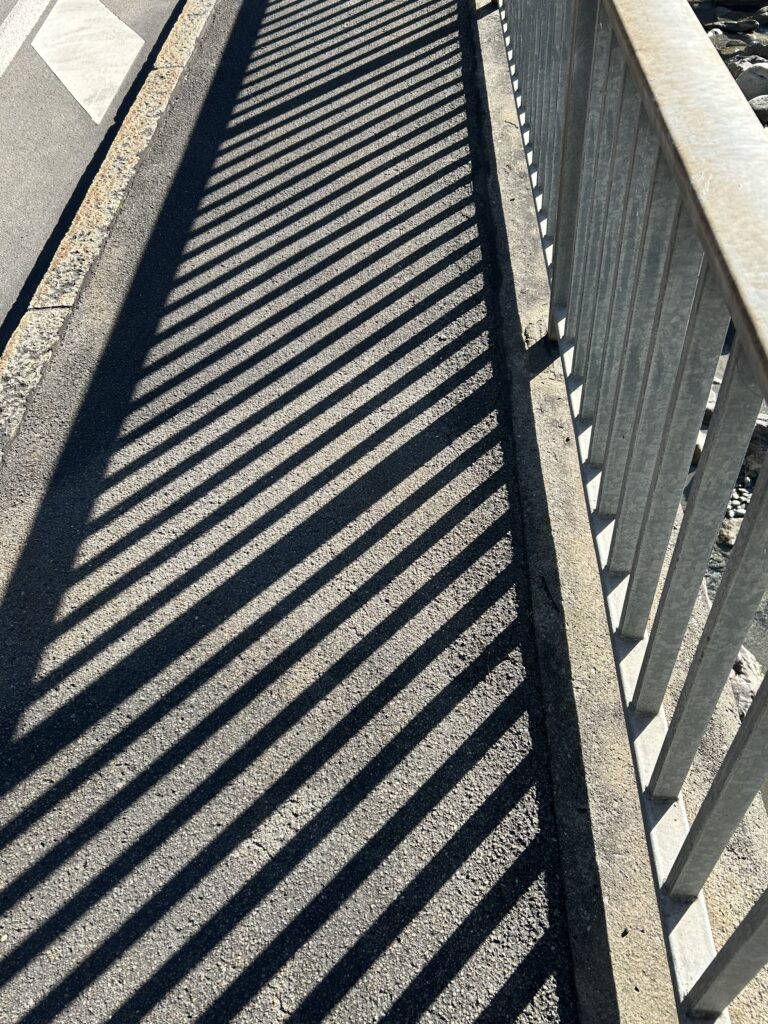 Schattenspiel auf der Brücke