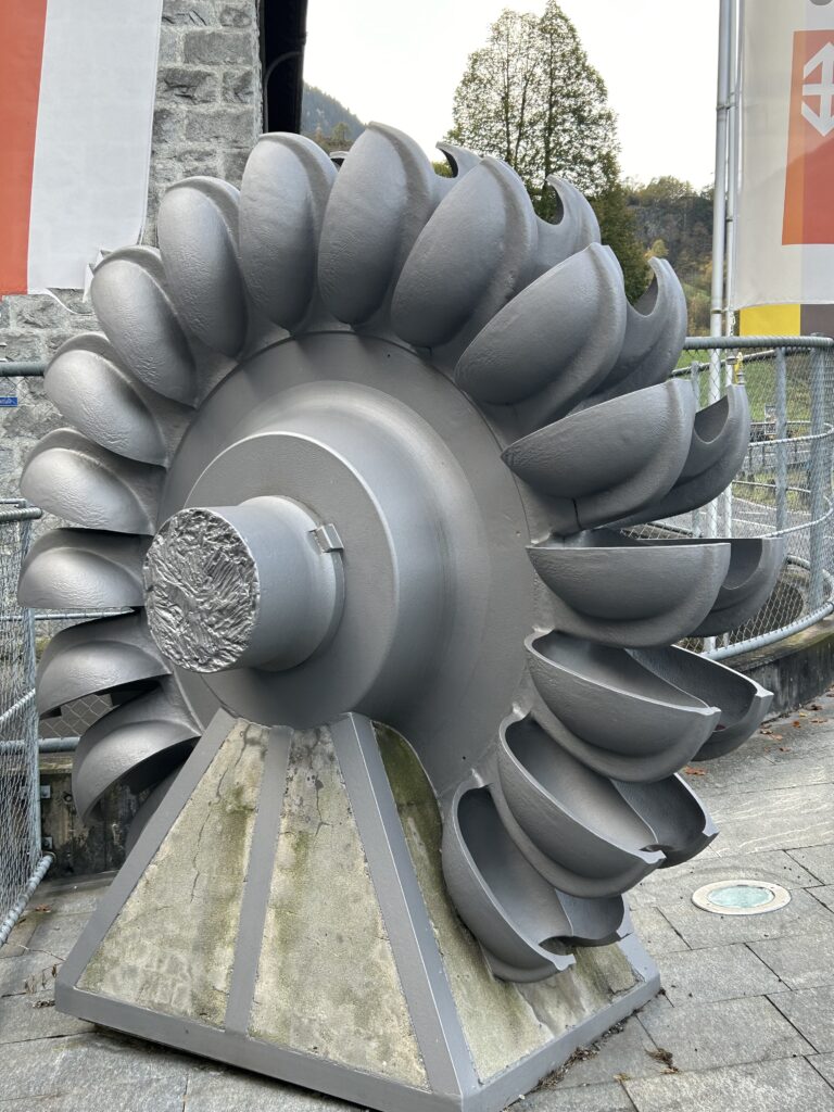 Mächtige Turbine vor dem Kraftwerk