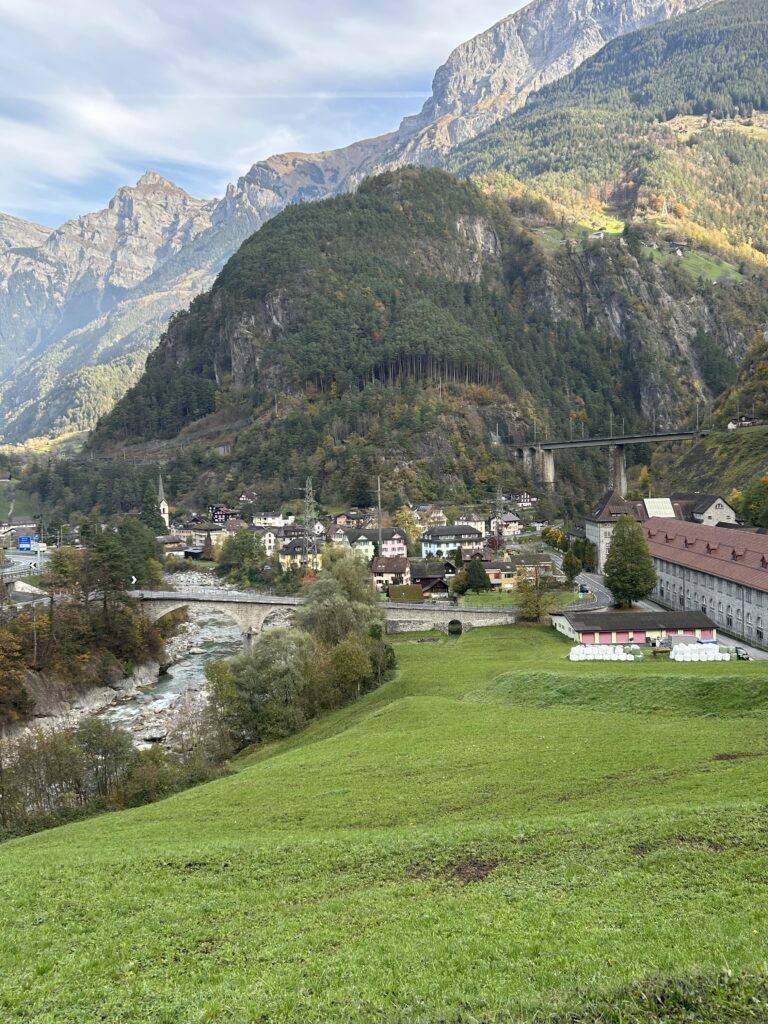 Amsteg mit dem Kraftwerk rechts