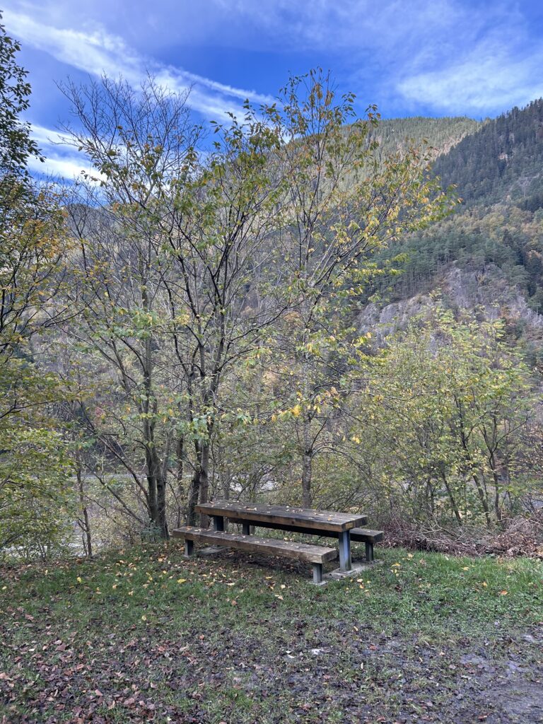 Picknick-Platz mit Sicht auf die Gotthardstrasse