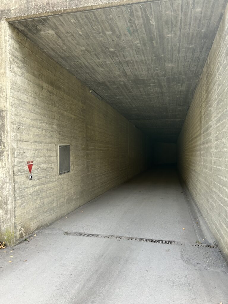 Tunneleingang mit Lichtschalter links