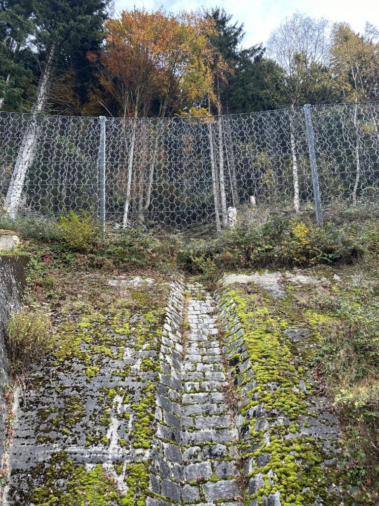 Das Wasser fliesst unter den Netzen durch