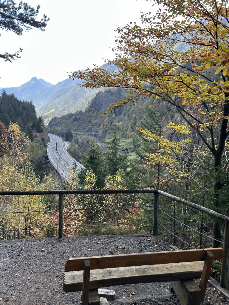 Bank mit Blick ins Reusstal