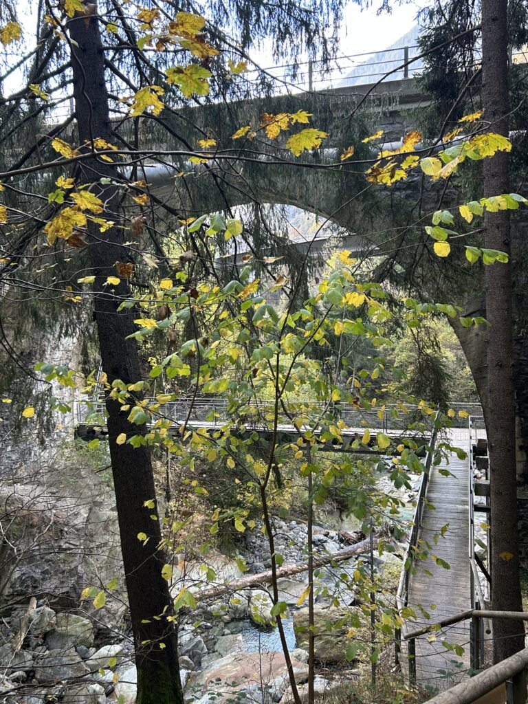 Die Eisenbahn fährt oben durch