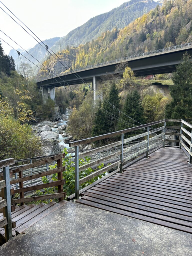 Plattform neben der Hängebrücke