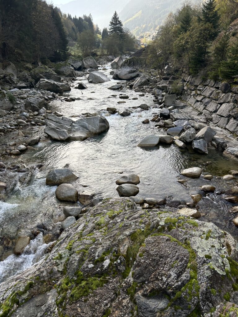 Ein riesiger Felsbrocken in der Mitte der Brücke