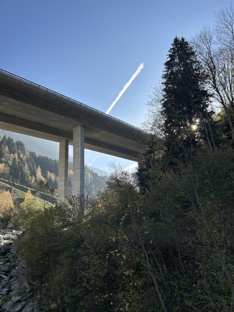 Autobahn unter Flugzeugschneise