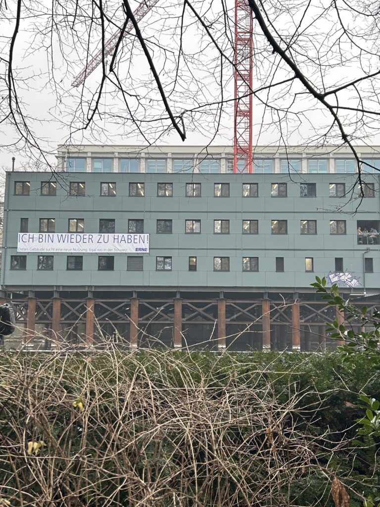 Ein Gebäude sucht einen neuen Platz schweizweit