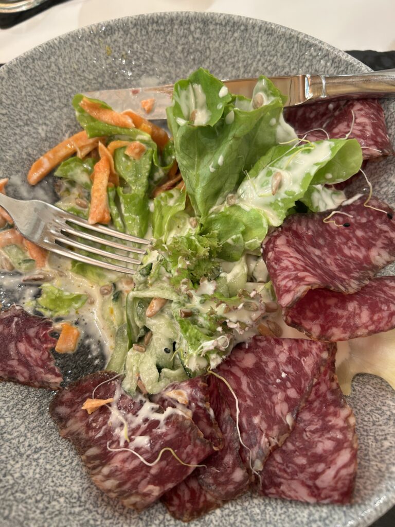 Frühlingssalat mit Büffelwurst