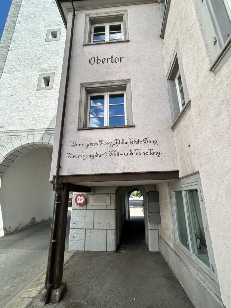 Dur's gross Tor geht din letzte Gang,
Drum gang dur's Chli - und leb no lang.