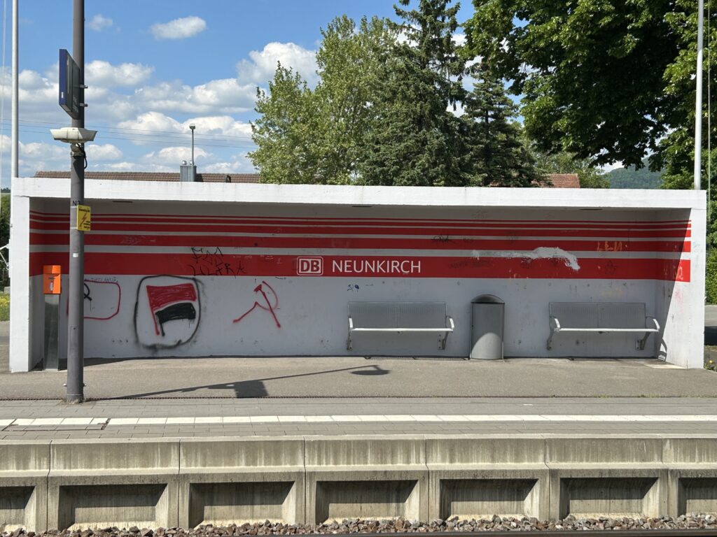 Wartehäuschen der Deutschen Bahn