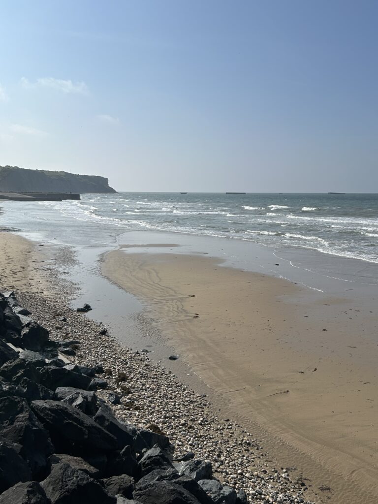 Ebbe an der Küste der Normandie