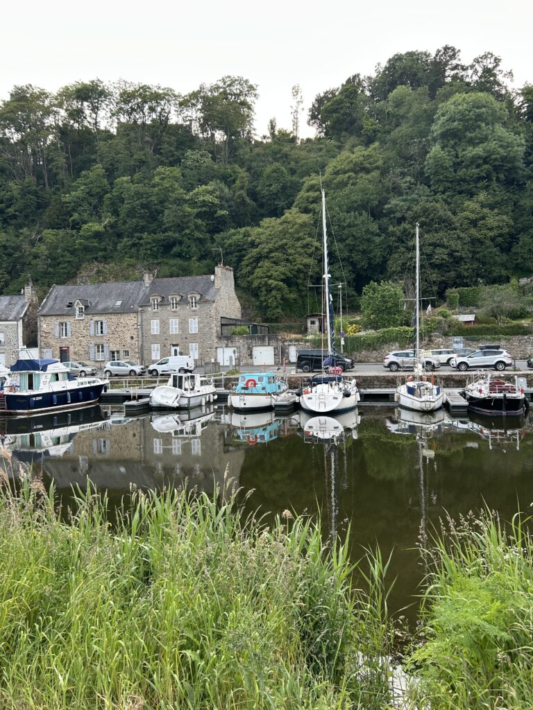 Kleiner Hafen an der Rance in Dinan