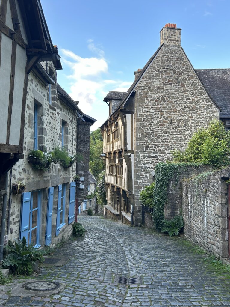 Steile Gasse hinunter