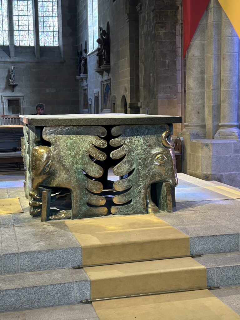 Moderner Altar