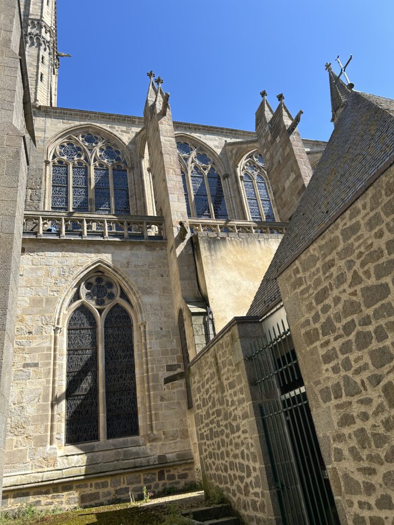 Seitlich der Kathedrale