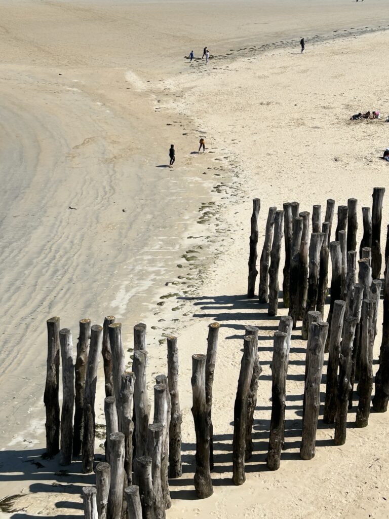 Sicht von der Stadtmauer hinunter zum Strand