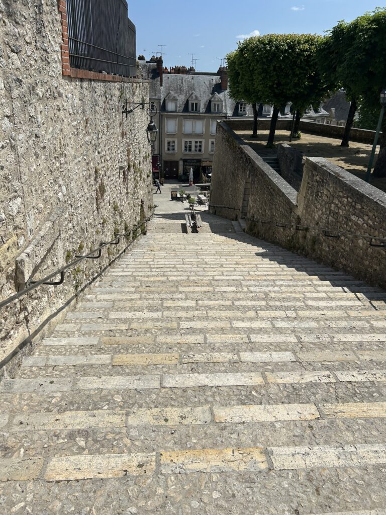Treppe vom Schlossplatz hinunter in die Stadt