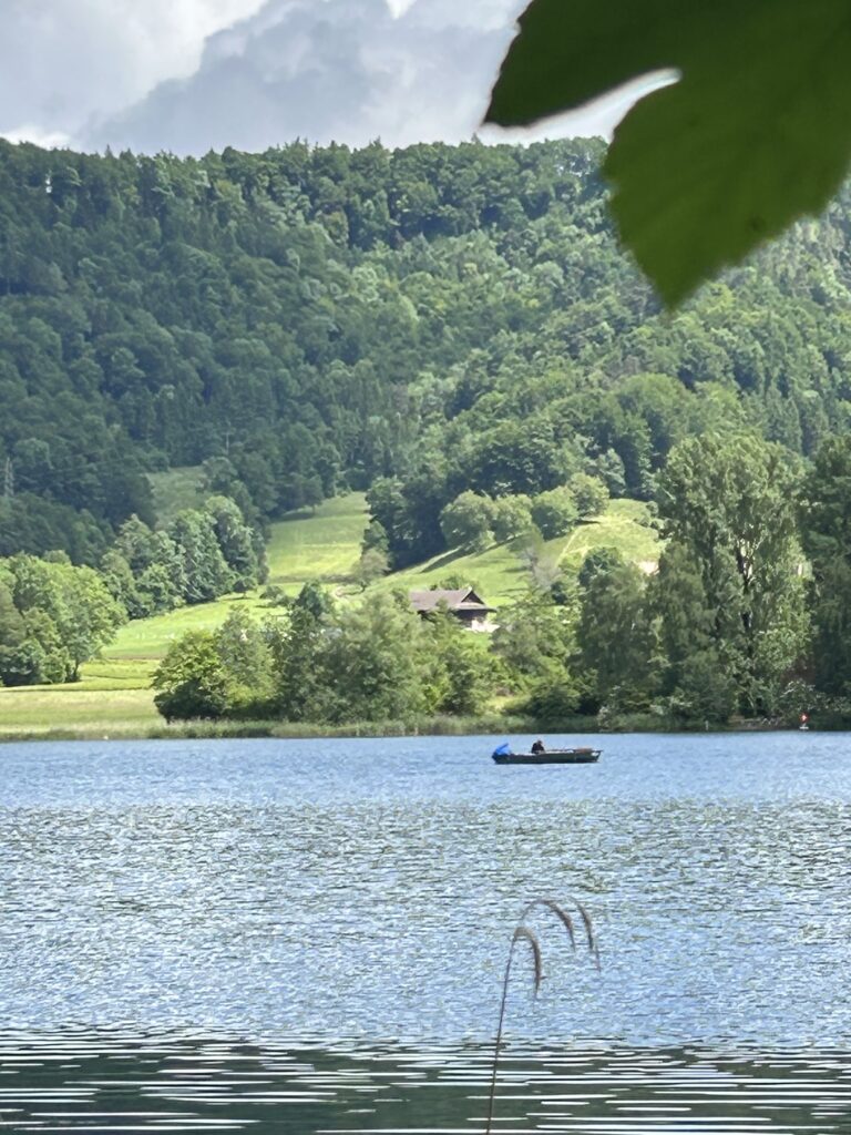 Ein Fischerboot auf dem Wasser