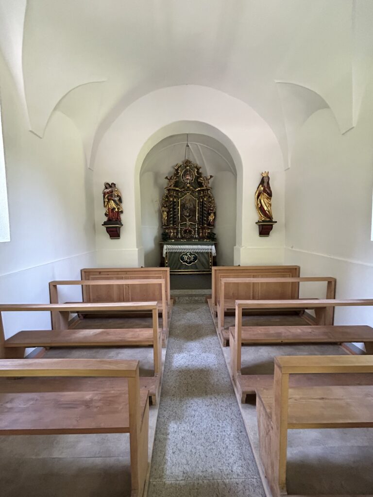 Schlichtes Innenleben der Kapelle