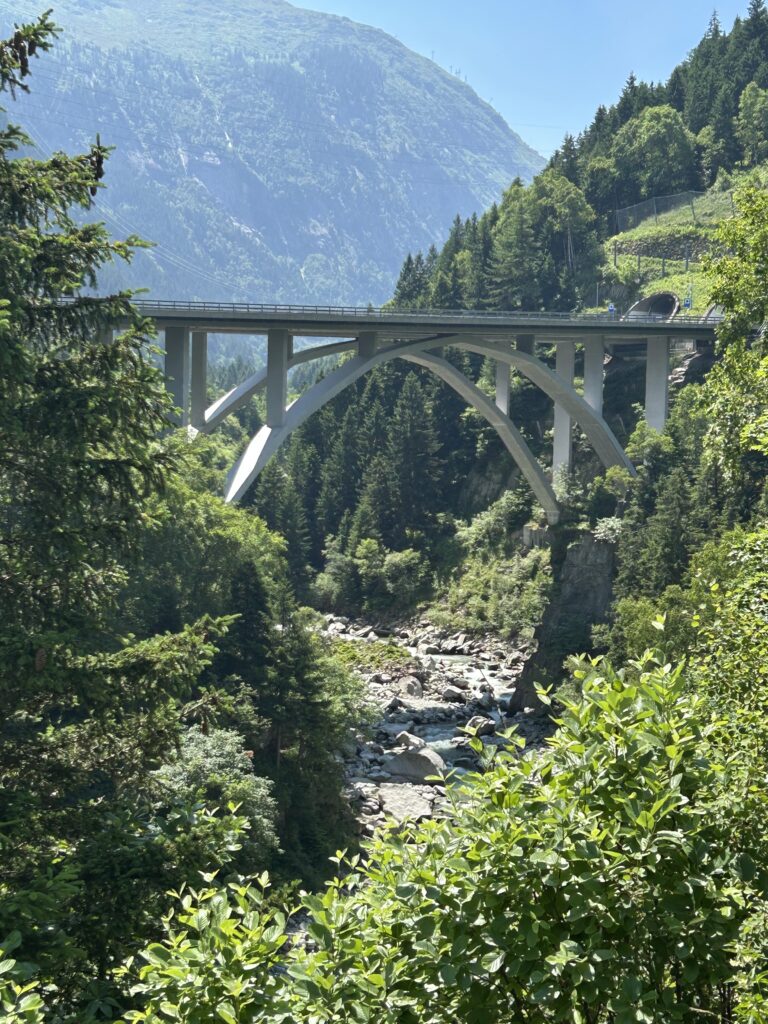 Autobahnbrücke vor dem Naxbergtunnel
